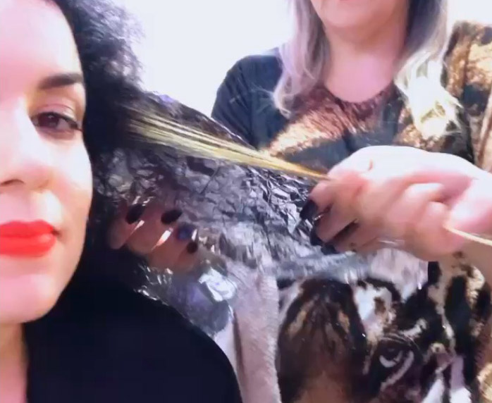 Como descolorir o cabelo preto - teste de mecha Como descolorir o cabelo preto - teste de mecha