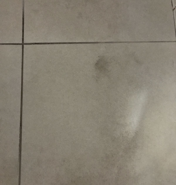 como tirar mancha de tinta de cabelo do chão - antes