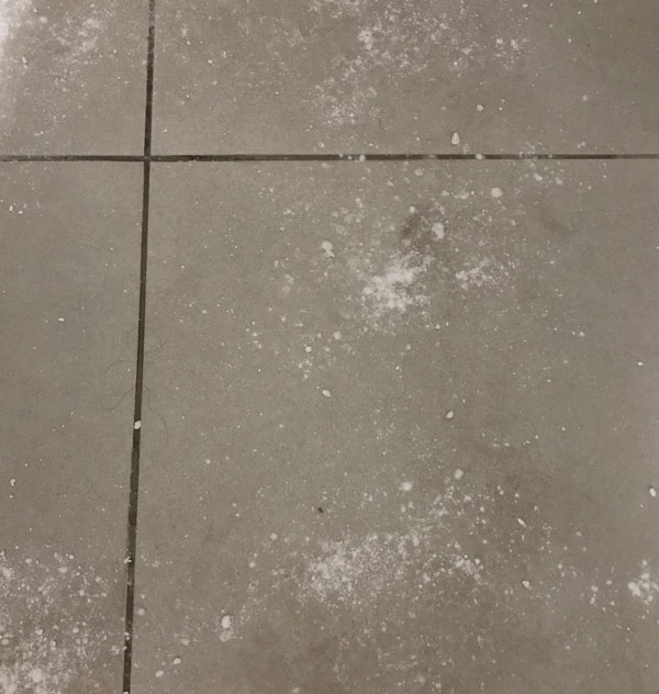 como tirar mancha de tinta de cabelo do chão - durante