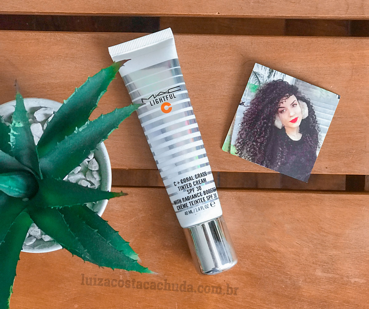 resenha iluminador lightful c + coral grass MAC